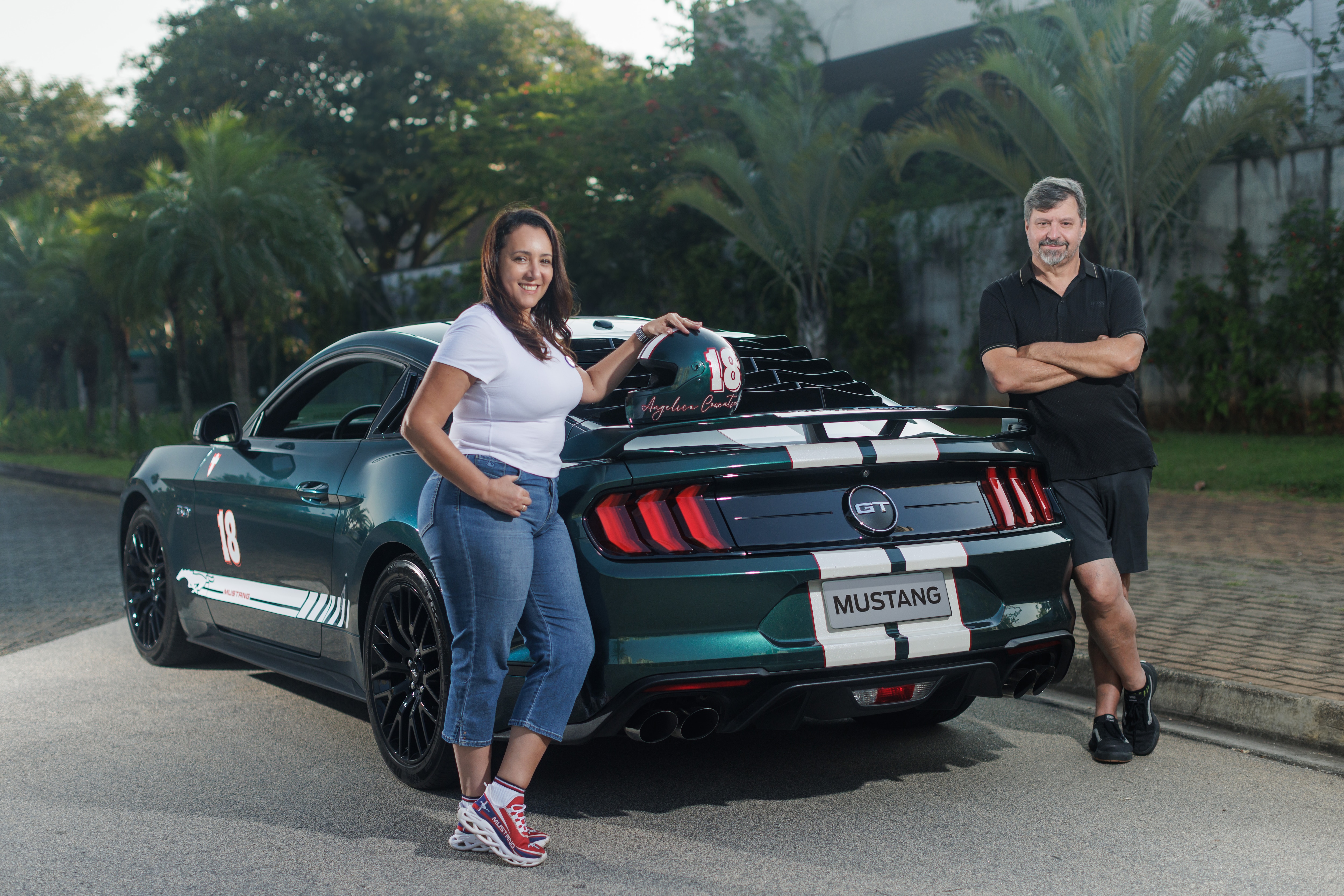 Angélica e Carlos com o Mustang GT verde personalizado